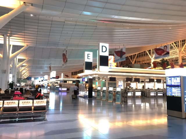 ANA空港カウンターの風景